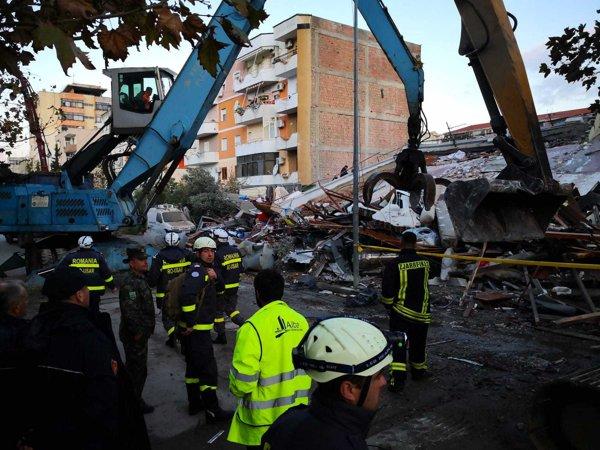 O ultimă îmbrățișare până la moarte! Un cuplu a fost găsit de salvatorii români, sub dărâmăturile cauzate de cutremurul din Albania