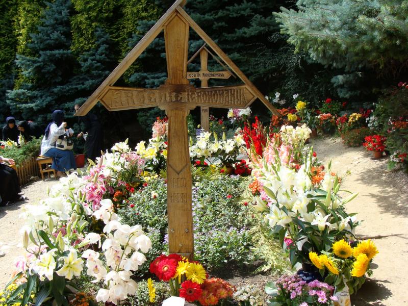 Miros de smirnă și tămâie la înmormântarea părintelui Arsenie Boca! „Nu știu dacă știți pe cine am înmormântat. Am văzut un om care umbla prin văzduh și vorbea cu îngerii”