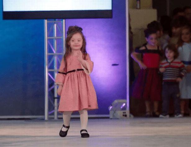 Momentul în care o fetiță de patru ani cu sindrom Down fură inimile tuturor în timpul unei prezentări de modă