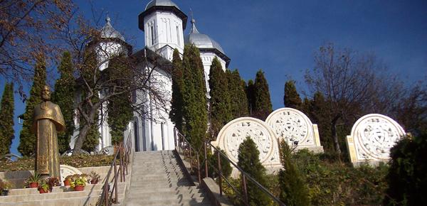 Vaideeni, un altfel de Prislop. Cea mai mare statuie a lui Arsenie Boca și trei rozete modelate chiar de părinte, cheamă creștinii la închinare