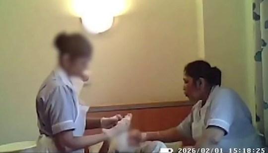 Angajate, surprinse cu camera ascunsă în timp ce agresau fizic o bătrână de 94 de ani FOTO