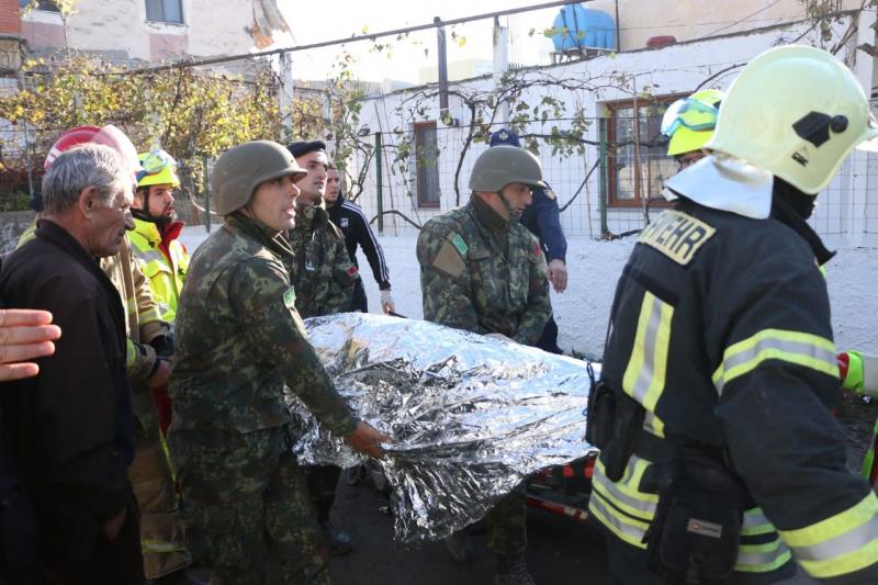 Albania arată ca după război. Mii de persoane au rămas fără case! 49 de familii își plâng morții. Imagini dramatice