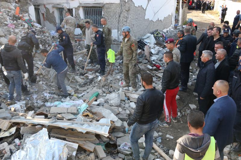 Albania arată ca după război. Mii de persoane au rămas fără case! 49 de familii își plâng morții. Imagini dramatice