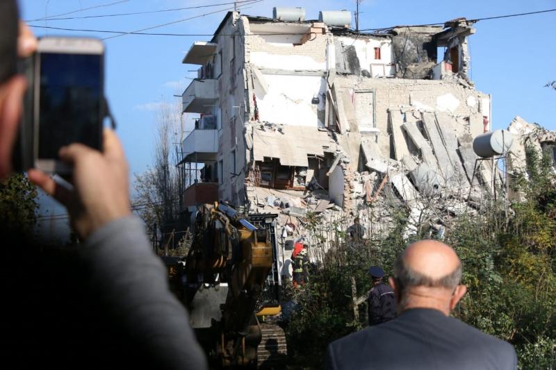 Albania arată ca după război. Mii de persoane au rămas fără case! 49 de familii își plâng morții. Imagini dramatice