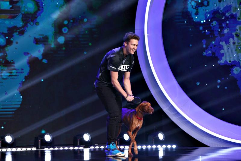 Ediția specială de la iUmor a adus pe scenă cei mai îndreptățiți oameni să-i ia la „roast” pe jurați! Marian Godină, Oana Matache și Andrei Bendeac au fost doar câțiva dintre aceștia