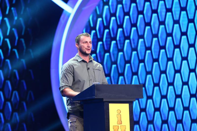 Ediția specială de la iUmor a adus pe scenă cei mai îndreptățiți oameni să-i ia la „roast” pe jurați! Marian Godină, Oana Matache și Andrei Bendeac au fost doar câțiva dintre aceștia