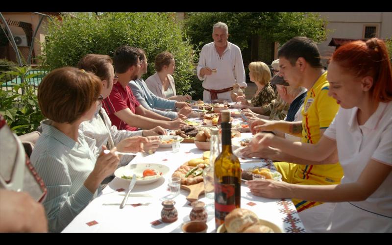 Ce s-a întâmplat în Mangalița, episodul 11. Doi cetățeni străini aduc panica în Mangalița, toată lumea crede că sunt veniți în control de la Uniunea Europeană. Primarul Stelian Manole ia atitudine și îi minuiește cu o masă tradițională