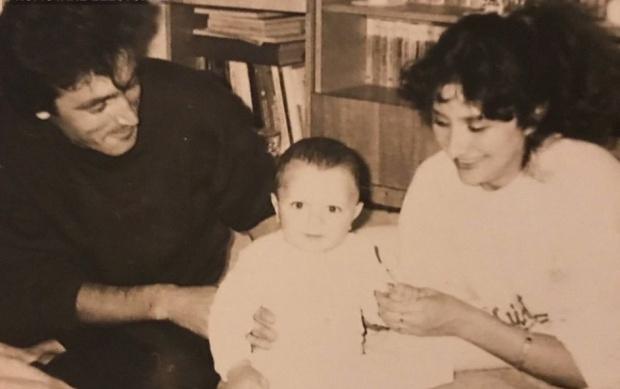 Cum arăta Viorica Dăncilă, în tinerețe, pe vremea când locuia la Videle. Imagine inedită cu familia Dăncilă, imediat după Revoluție