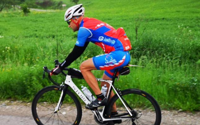 Este pompier și aleargă mii de kilometri pentru a ajuta copiii în dificultate! „Așa sunt eu, îmi place să ajut”