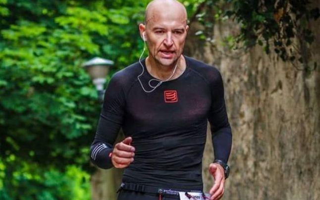 Este pompier și aleargă mii de kilometri pentru a ajuta copiii în dificultate! „Așa sunt eu, îmi place să ajut”