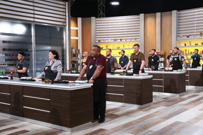 În această seară, de la 20:00, pe Antena 1, Chefii îşi aleg echipele sezonului şapte Chefi la cuţite