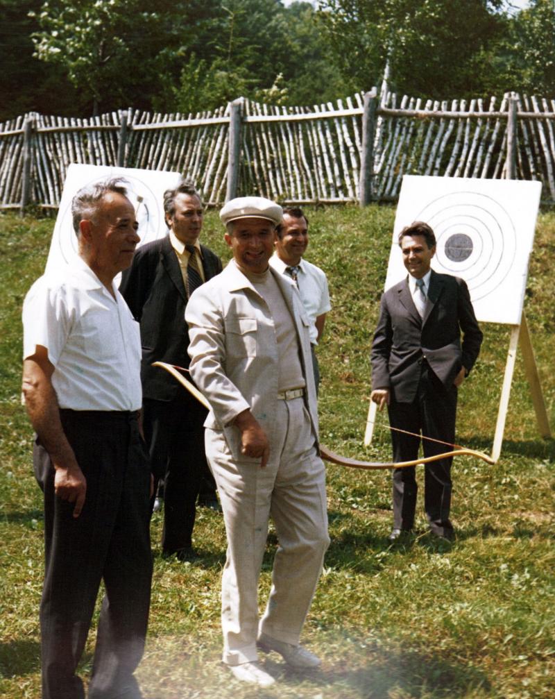 Alegeri Prezidențiale 2019. Ion Iliescu a fost „băiat de mingi” pentru Elena Ceaușescu! Imaginile pe care el le-ar vrea îngropate! Ce secrete dezvăluie fotografiile. Galerie foto