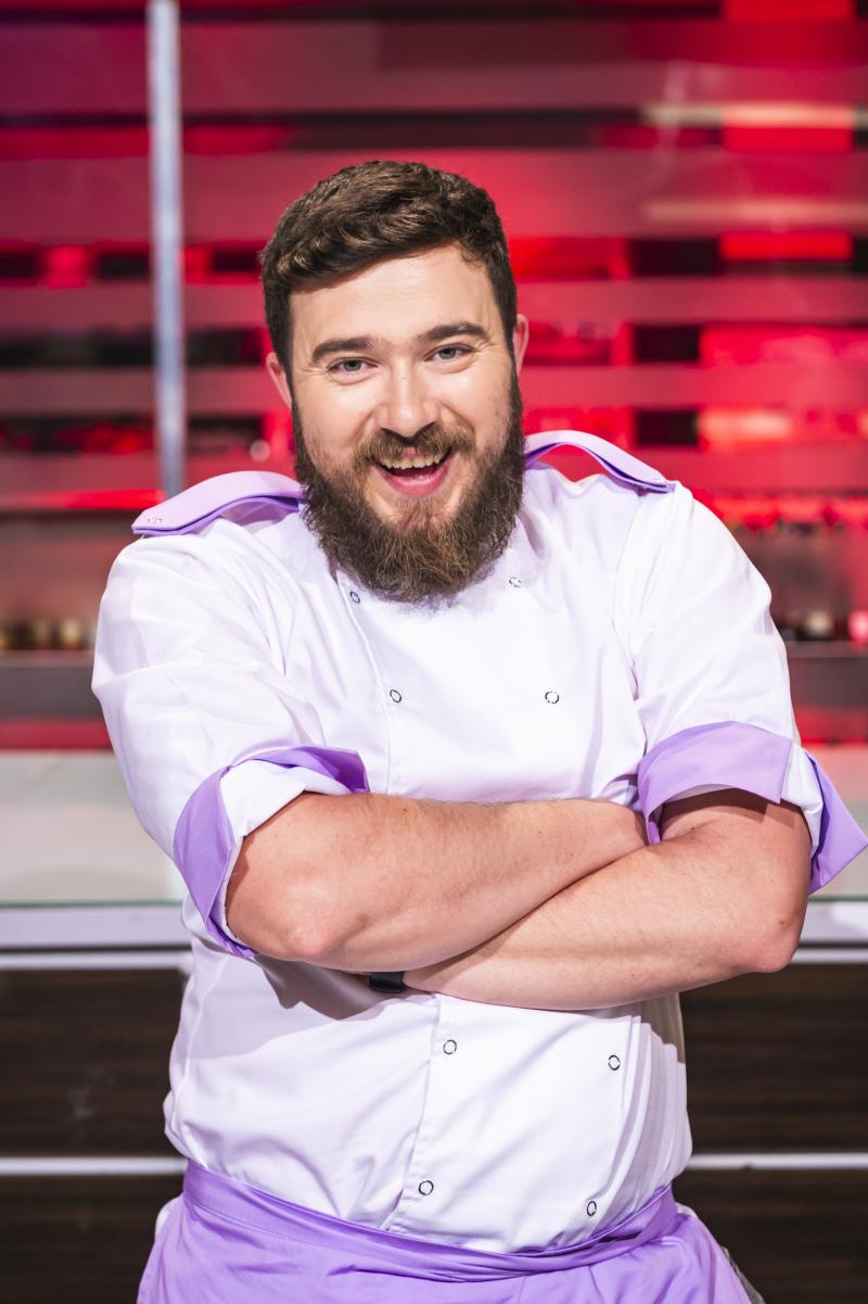 Șapte oameni, șapte șanse la trofeul sezonului 7! Ei sunt concurenții din echipa mov, condusă de chef Cătălin Scărlătescu