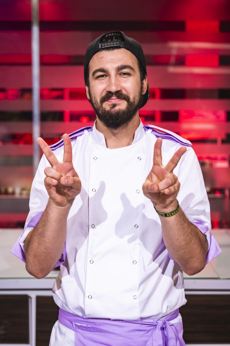 Șapte oameni, șapte șanse la trofeul sezonului 7! Ei sunt concurenții din echipa mov, condusă de chef Cătălin Scărlătescu