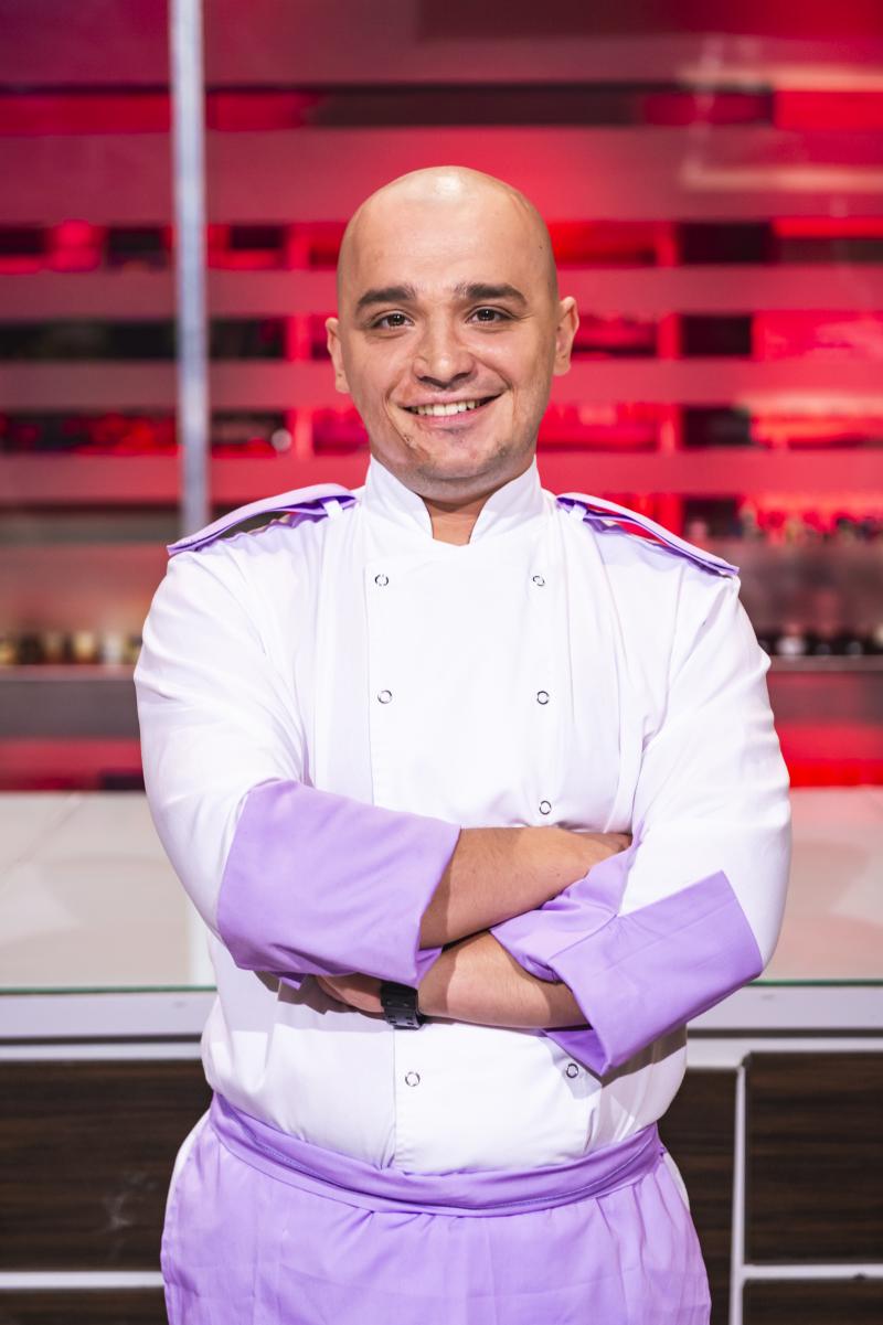 Șapte oameni, șapte șanse la trofeul sezonului 7! Ei sunt concurenții din echipa mov, condusă de chef Cătălin Scărlătescu