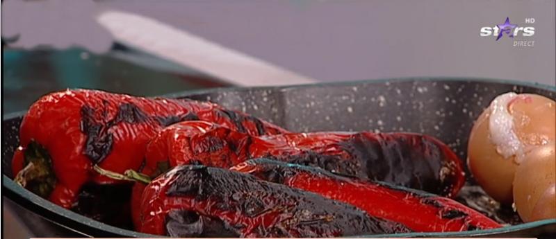 Ce mai pregătim pentru un prânz simplu și gustos: Legume și ouă coapte, cu sos de ardei copți