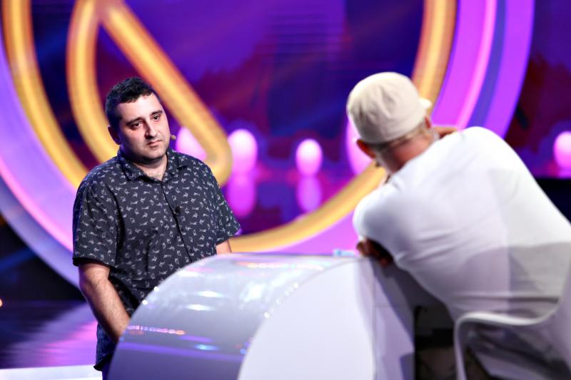 Alexandru Hanu a adus pizza juraţilor de la iUmor! Mihai Bendeac: „Cine te-a lăsat să treci de audiții?”