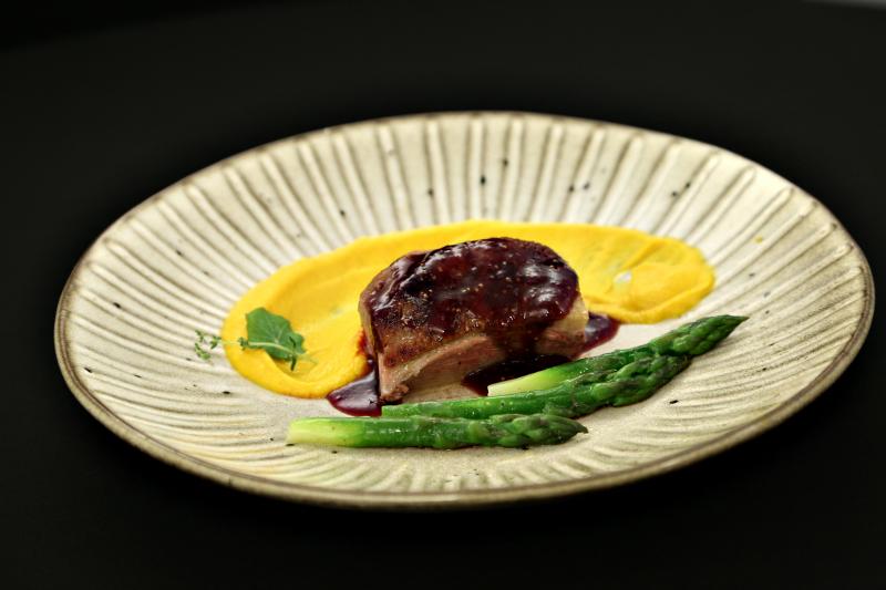 Chefi la cuțite, degustarea preparatelor. Chefii, surprinși plăcut de gusturile din farfurii! Chef Dumitrescu: Are un gust demențial. Parfumat, proaspăt, dulceag, ca o zi de primăvară