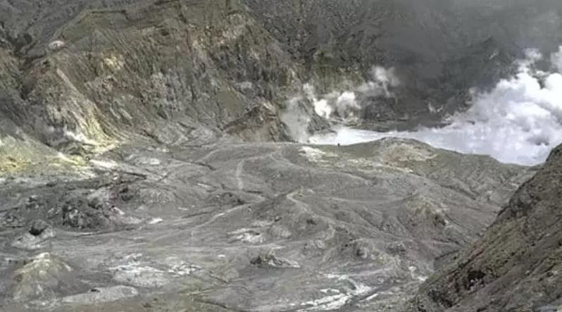 Imaginea ce-ți va da fiori! Grup de turiști, surprins plimbându-se pe vulcan, cu un minut înainte de eurpția vulcanică. Sunt cel puțin opt morți și zeci de răniți