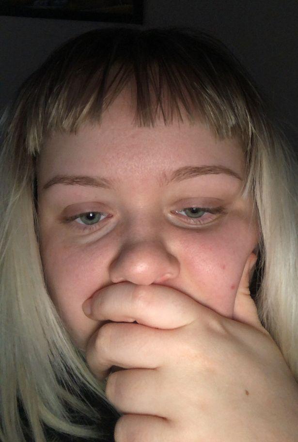 O tânără și-a rugat iubitul s-o tundă, dar a rămas în stare de șoc când a privit oglinda! Ce i-a făcut partenerul