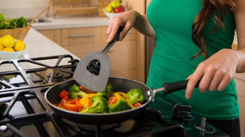 De ce nu trebuie să mai folosești spatula sau lingura, când gătești! Poți ajunge la spital