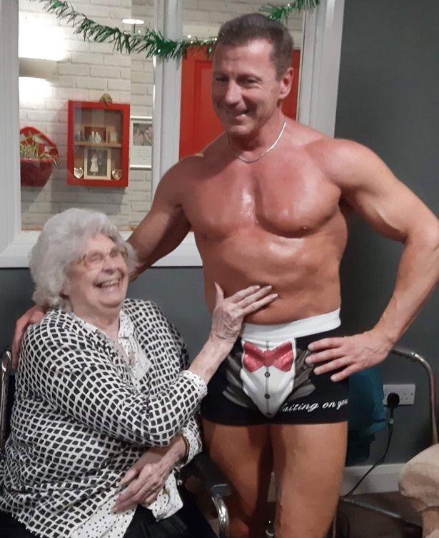 Dorința bunicuței s-a îndeplinit! Surpriza de infarct pregătită de îngrijitorii unui cămin pentru vârstnici: „M-am simțit din nou tânără”