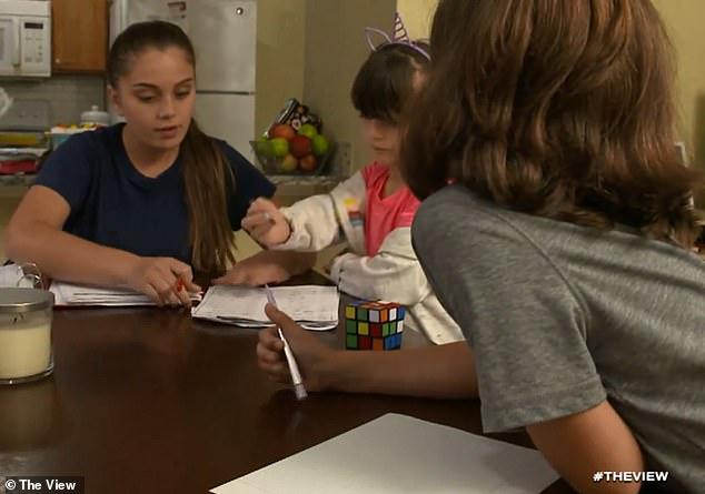 O tânără de 21 de ani își crește singură cei cinci frați, după ce cancerul i-a răpit părinții: ”Am devenit stâlpul familiei. Mama ar fi mândră!”