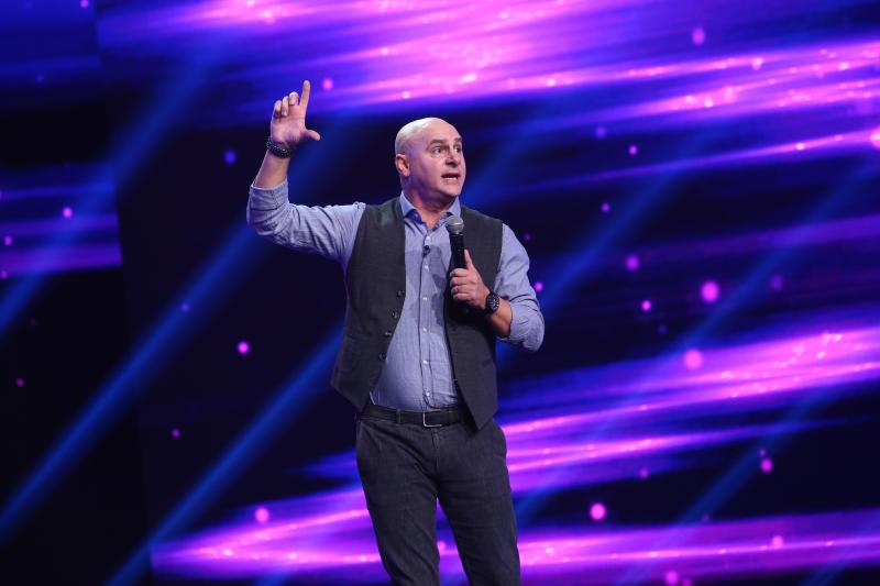 VIDEO: Dan Țuțu, un nou număr de stand up comedy: „Sunt un tânăr comediant în ascensiune.. a vârstei, că la anul fac 50!”