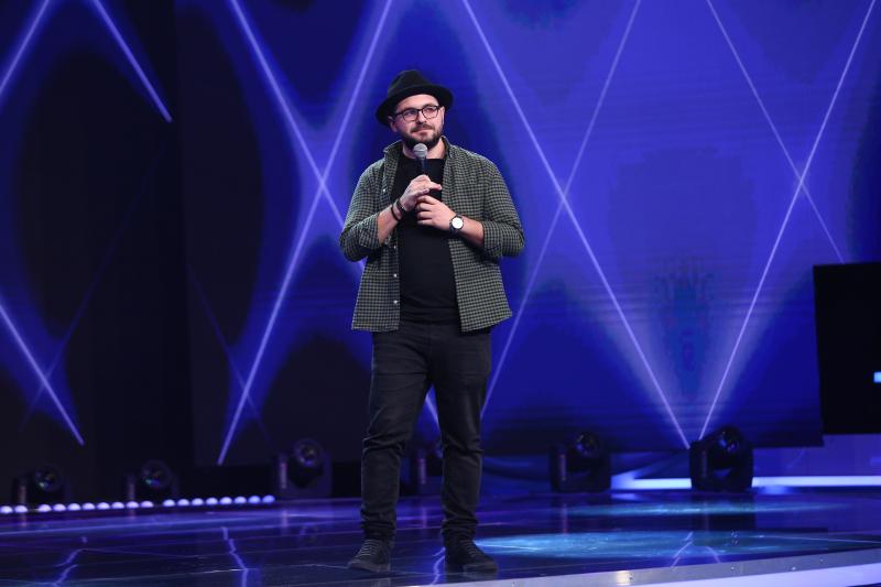 VIDEO: Alex Șerban a avut un număr stand up comedy de senzație pe scena de la iUmor! „Jumate de viața le-am purtat forțat, acum le port de nevoie”