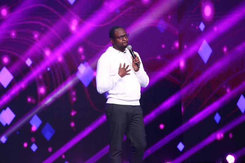 VIDEO: Mukinka a făcut senzație pe scena de la iUmor! Numărul lui de stand-up l-a dus în finală: „Lumea îmi spune la mulți ani de Black Friday”