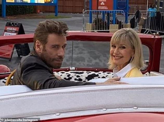 Ea 71, el 65! Olivia Newton-John și John Travolta au redevenit Sandy Olsson și Danny Zuko, la patru decenii de la premiera „Grease”! Moment magic!