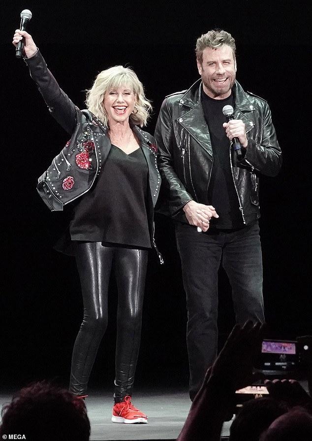 Ea 71, el 65! Olivia Newton-John și John Travolta au redevenit Sandy Olsson și Danny Zuko, la patru decenii de la premiera „Grease”! Moment magic!