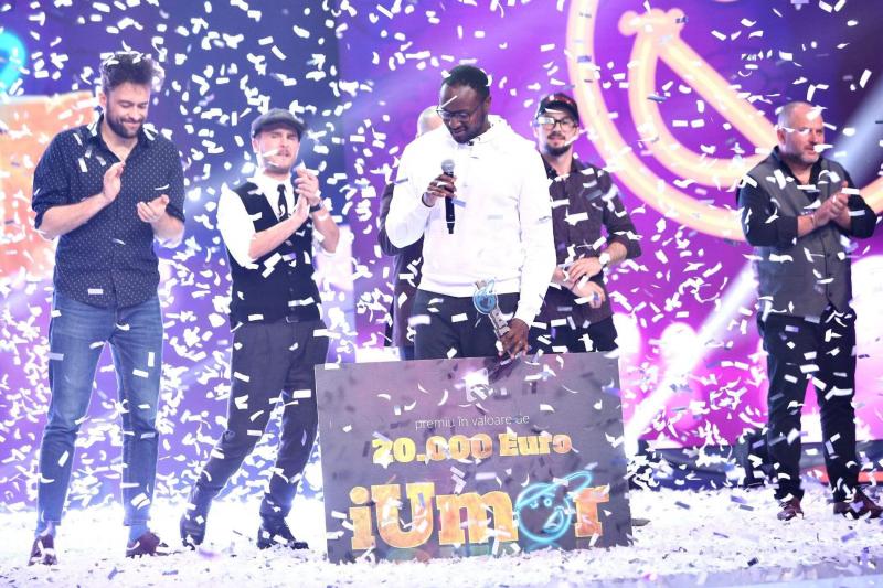 „Mi-a plăcut atât de mult, încât n-am mai plecat”. Mukinka Chibanga, câștigătorul „iUmor”, este îndrăgostit de România! Cum l-a salvat talentul său într-un moment crucial din viața lui. INTERVIU