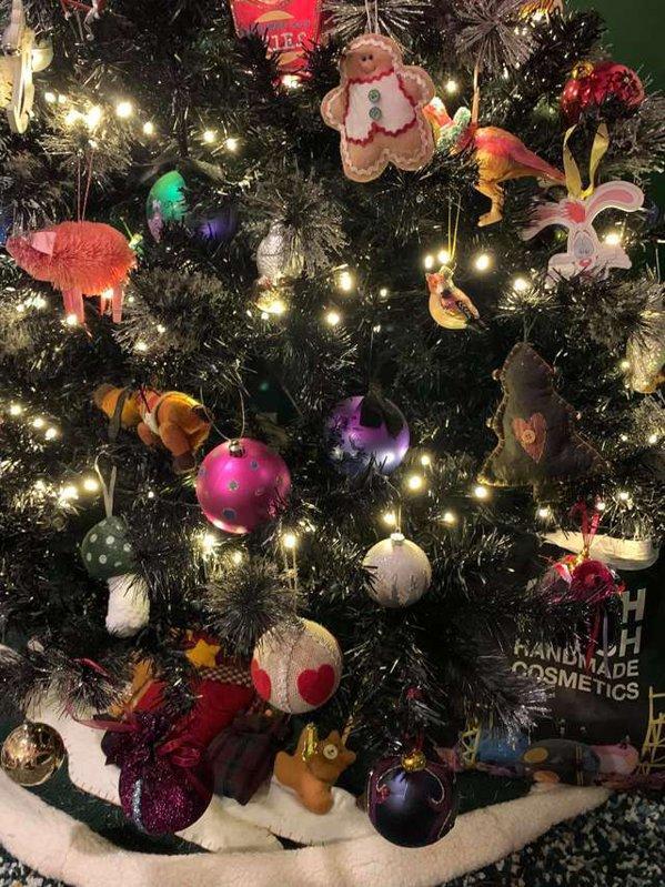 Oamenii au înnebunit încercând să găsească pisica ascunsă în acest pom de Crăciun. Tu o vezi?