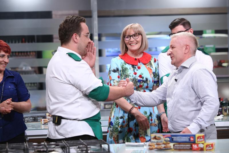 Surpriză uriașă pentru concurenți! Cine și-a făcut apariția în bucătăria Chefi la cuțite! „Asta e o treabă strașnică”