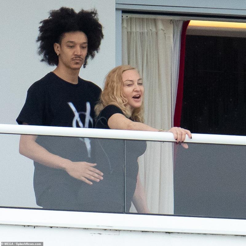 Ea 61, el 25! Madonna se iubește cu un tânăr aproape de-o seamă cu fiica ei! Cine este misteriosul care a cucerit-o. În ce ipostază intimă au fost fotografiați – FOTO