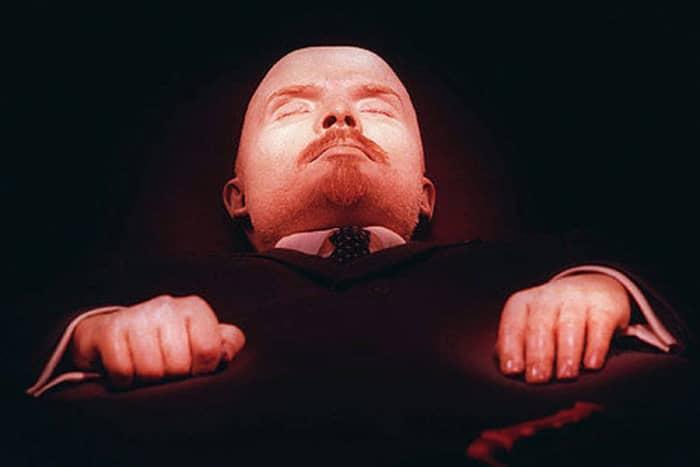 FOTO/ Ți se face pielea de găină! E mort de 95 de ani și arată perfect! Trupul lui Lenin zace într-un mausoleu din Moscova