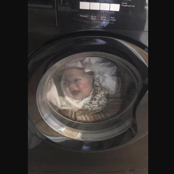 Un tată a fost la un pas de infarct, când a privit mașina de spălat! Soția i-a făcut o farsă uriașă! Ce se afla înăuntru