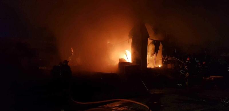 Avertisment RO-ALERT! Incendiu cu degajări mari de fum, la un depozit de pe Șoseaua Fundeni (FOTO)