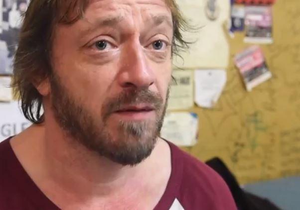 Acest bărbat a reușit să facă imposibilul! A renunțat pur si simplu la băutură după ce și-a văzut fața într-o oglindă: „M-am pus în genunchi și am început să ling berea de pe cea mai jegoasă podea dintr-un pub”