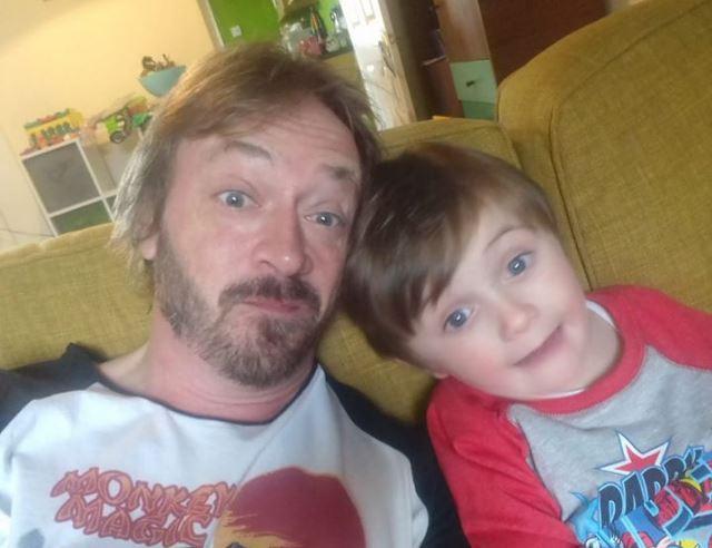 Acest bărbat a reușit să facă imposibilul! A renunțat pur si simplu la băutură după ce și-a văzut fața într-o oglindă: „M-am pus în genunchi și am început să ling berea de pe cea mai jegoasă podea dintr-un pub”