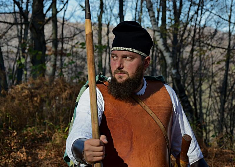 S-a sinucis, pe 1 Decembrie, cu tricolorul de gât! Rareș își iubea țara și promova tradițiile și istoria României: „Drum lin către cer!”