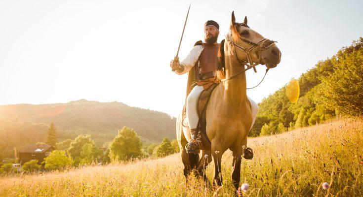 S-a sinucis, pe 1 Decembrie, cu tricolorul de gât! Rareș își iubea țara și promova tradițiile și istoria României: „Drum lin către cer!”