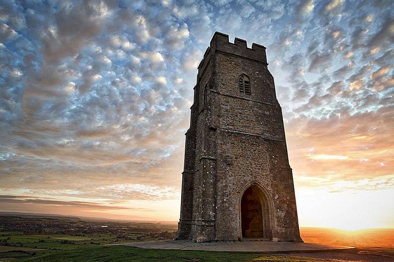 Legenda Regelui Arthur e reală! A luptat cu creaturi magice, a înființat cel mai mare ordin cavaleresc și a avut cel mai mare vrăjitor din istorie de partea lui