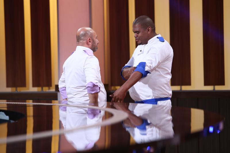 Egalitate între doi concurenți după proba individuală de la duel! Chef Scărlătescu a decis cine este eliminat. Echipa albastră își pierde cuțitul de aur!