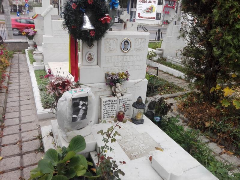 „Doamne, vino, Doamne, să vezi ce a mai rămas din oameni!”. Durere imensă scrijelită în piatră, pentru eroii care au fost copii, soți și soții, părinți și prieteni! Privește-i! Sunt și ai tăi! Galerie foto