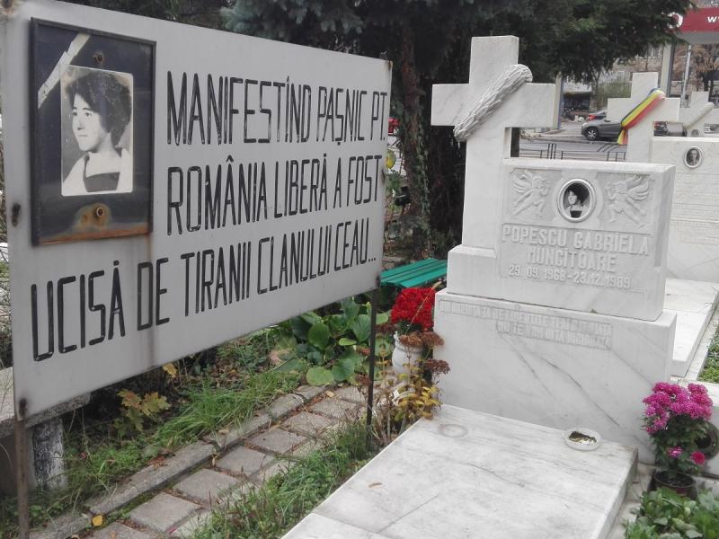 „Doamne, vino, Doamne, să vezi ce a mai rămas din oameni!”. Durere imensă scrijelită în piatră, pentru eroii care au fost copii, soți și soții, părinți și prieteni! Privește-i! Sunt și ai tăi! Galerie foto