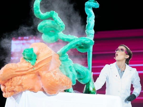 Miss America 2020, o biochimistă! Tânăra a urcat pe scenă îmbrăcată în echipament de laborator și i-a cucerit pe jurați: ”E un pas înainte!”