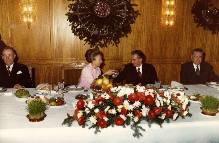 Atunci sărbătoreau, iar peste un an nu mai erau! Elena și Nicolae Ceaușescu, fotografiați într-o ipostază intimă la ultimul lor Revelion! Nimeni nu a îndrăznit să îi mai privească! FOTO