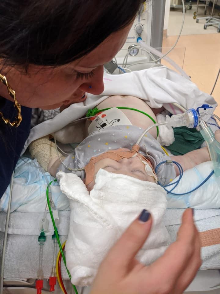 Și-au privit bebelușul murind, după ce medicii i-au trimis acasă de două ori: „N-are nimic, e doar puțin răcit”